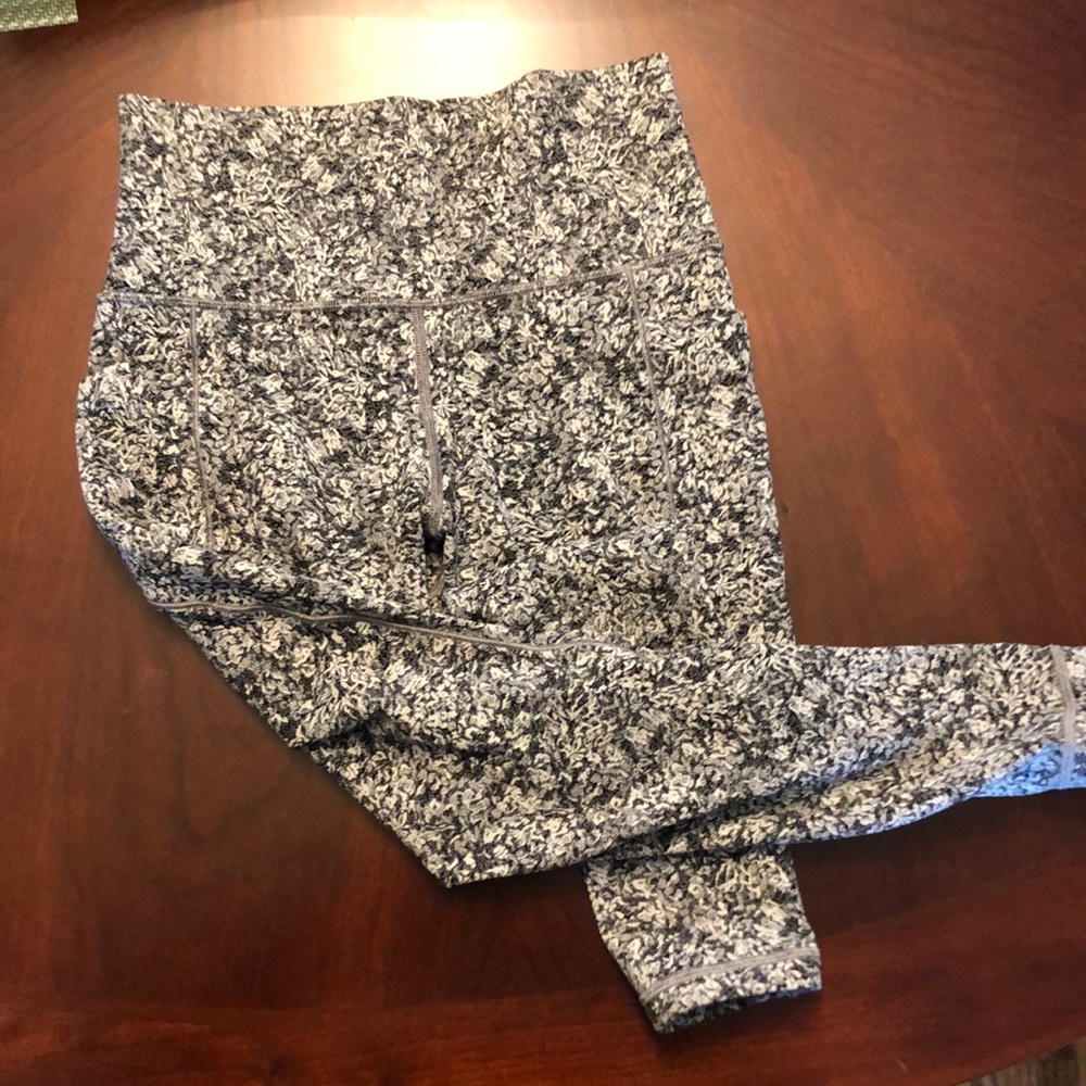 Athleta salutation stash pocket II 7/8 Tight